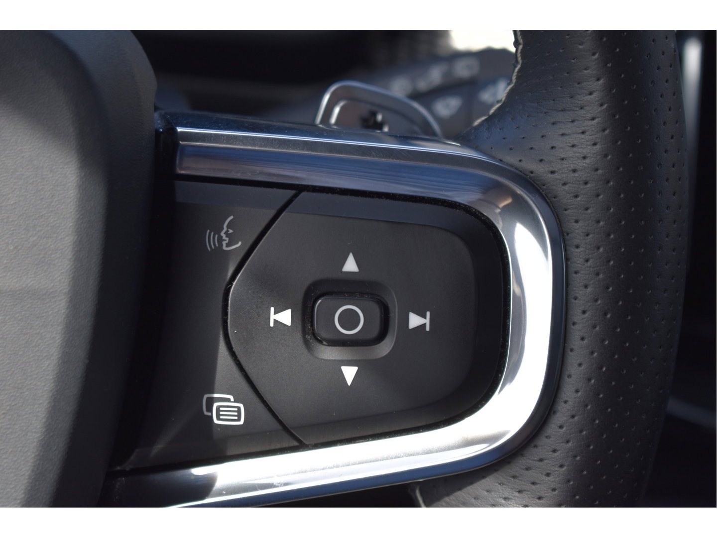 Volvo XC40 1.5 T5 Twin Engine R-Design Luxury Line Versatility 262 pk Two-Tone | Vol | Trekhaak | Keyless | Harman/Kardon | 360 gr.camera | Open dak | Full LE | Onderh.historie