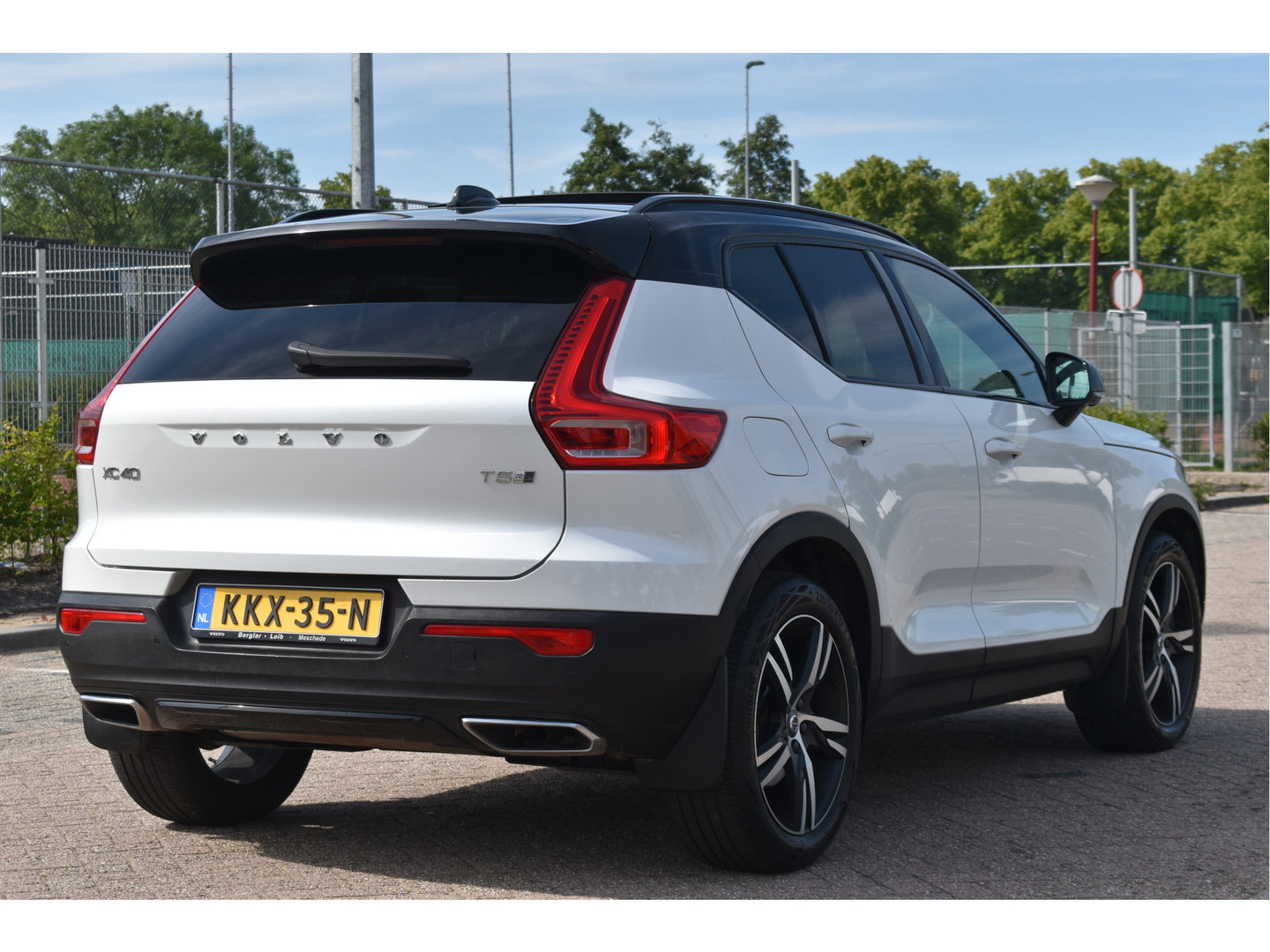 Volvo XC40 1.5 T5 Twin Engine R-Design Luxury Line Versatility 262 pk Two-Tone | Vol | Trekhaak | Keyless | Harman/Kardon | 360 gr.camera | Open dak | Full LE | Onderh.historie