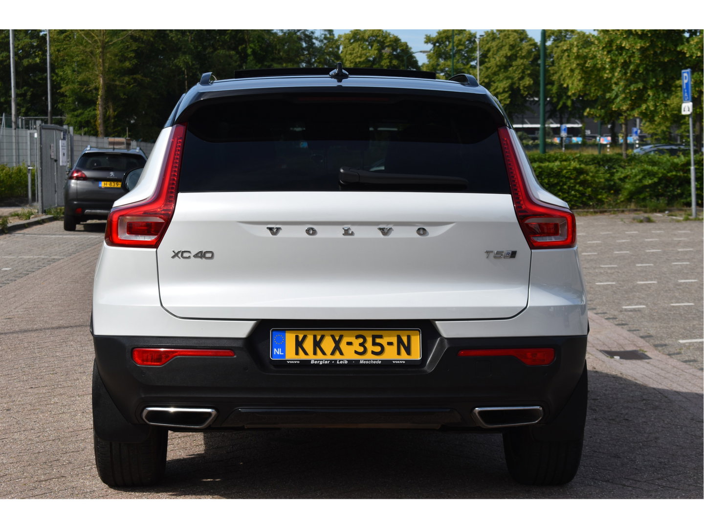 Volvo XC40 1.5 T5 Twin Engine R-Design Luxury Line Versatility 262 pk Two-Tone | Vol | Trekhaak | Keyless | Harman/Kardon | 360 gr.camera | Open dak | Full LE | Onderh.historie