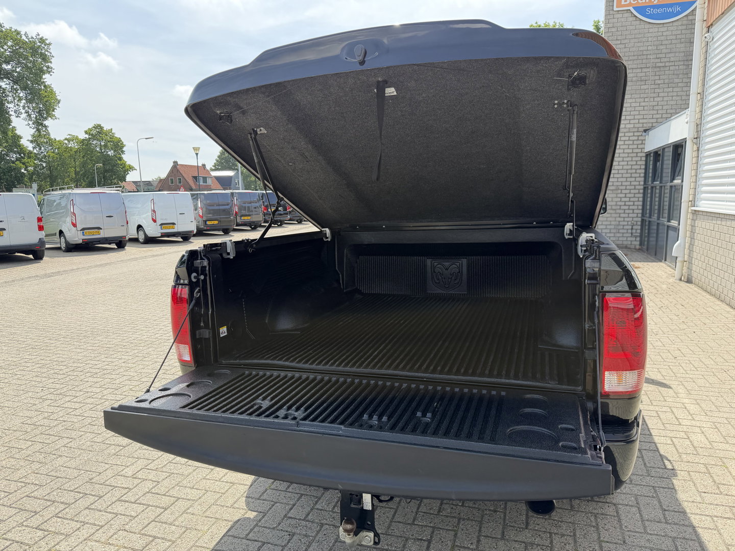 Dodge Ram Pick-Up 1500 5.7 V8 4x4 Crew Cab 5'7 Longhorn / vaste prijs rijklaar € 39.950 ex btw / euro 6 / lease vanaf € 652 / airco / cruise / navigatie / prins lpg / leer / trekhaak 3500 kg !