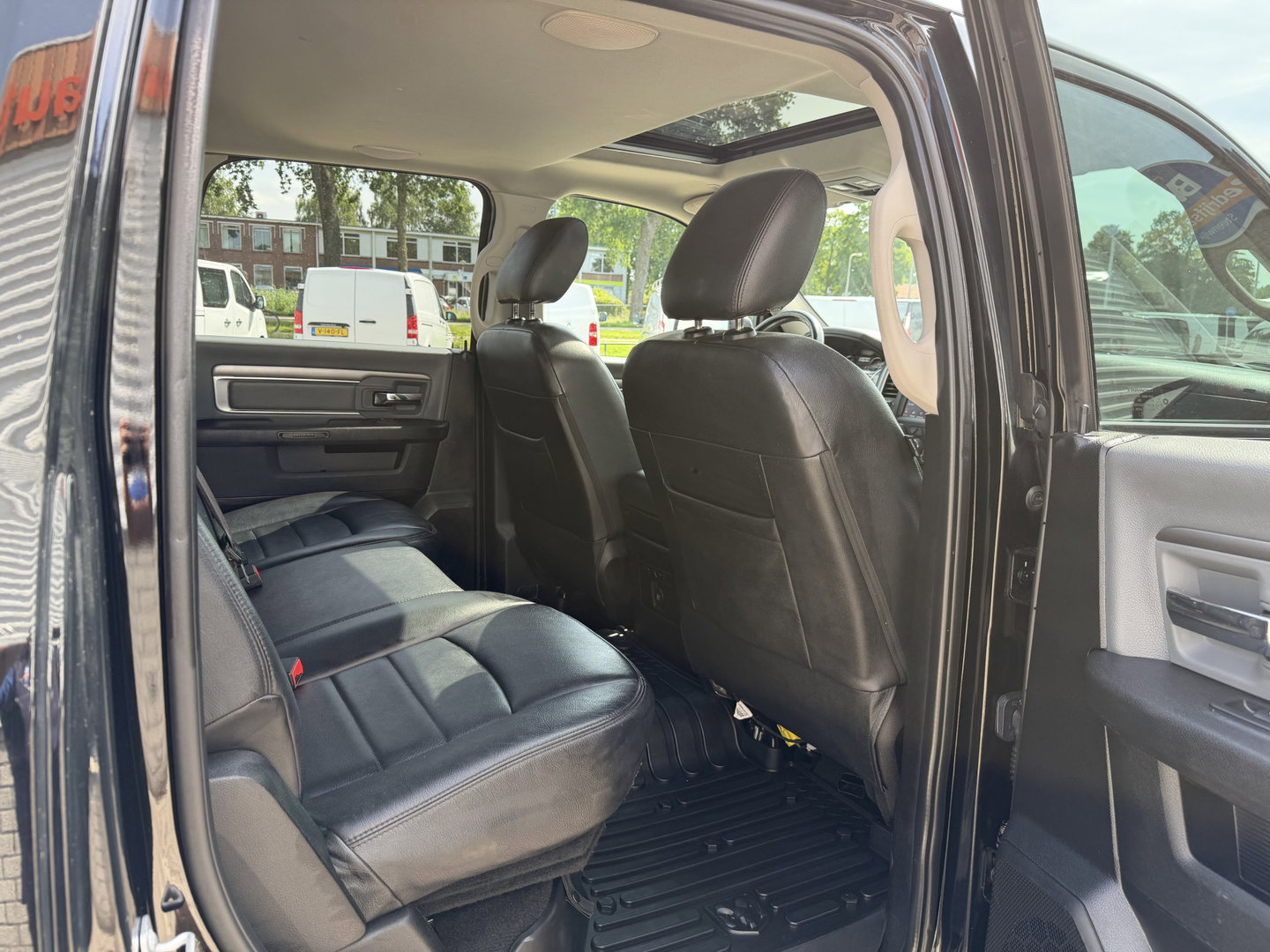 Dodge Ram Pick-Up 1500 5.7 V8 4x4 Crew Cab 5'7 Longhorn / vaste prijs rijklaar € 39.950 ex btw / euro 6 / lease vanaf € 652 / airco / cruise / navigatie / prins lpg / leer / trekhaak 3500 kg !