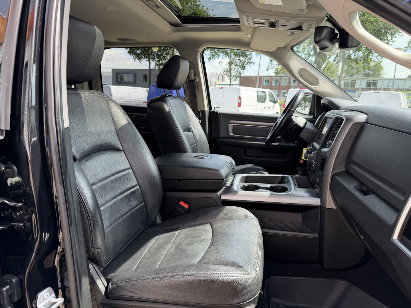 Dodge Ram Pick-Up 1500 5.7 V8 4x4 Crew Cab 5'7 Longhorn / vaste prijs rijklaar € 39.950 ex btw / euro 6 / lease vanaf € 652 / airco / cruise / navigatie / prins lpg / leer / trekhaak 3500 kg !