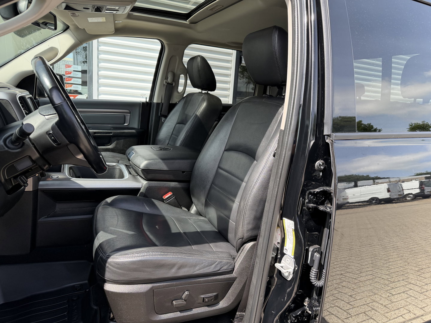 Dodge Ram Pick-Up 1500 5.7 V8 4x4 Crew Cab 5'7 Longhorn / vaste prijs rijklaar € 39.950 ex btw / euro 6 / lease vanaf € 652 / airco / cruise / navigatie / prins lpg / leer / trekhaak 3500 kg !