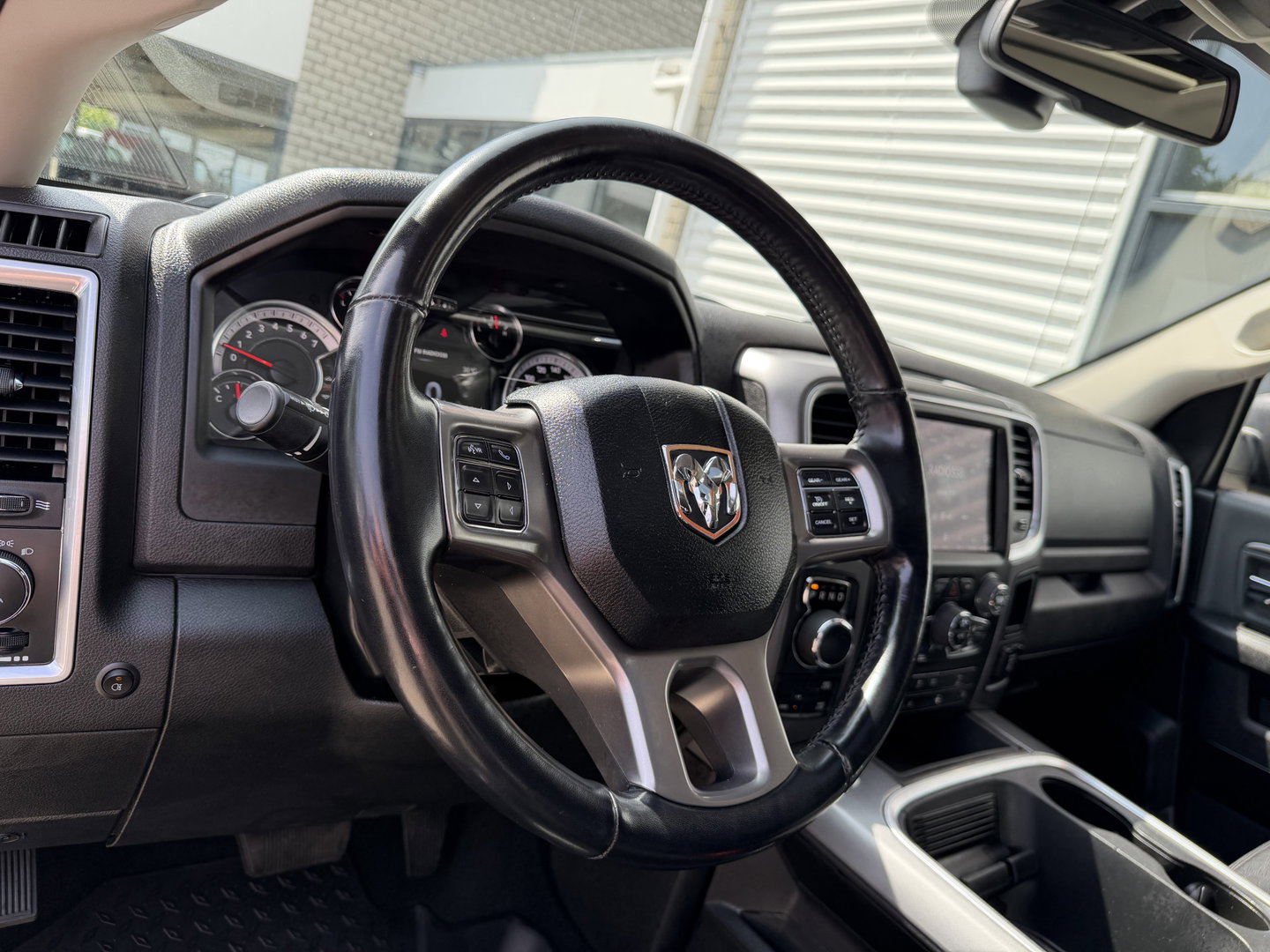 Dodge Ram Pick-Up 1500 5.7 V8 4x4 Crew Cab 5'7 Longhorn / vaste prijs rijklaar € 39.950 ex btw / euro 6 / lease vanaf € 652 / airco / cruise / navigatie / prins lpg / leer / trekhaak 3500 kg !