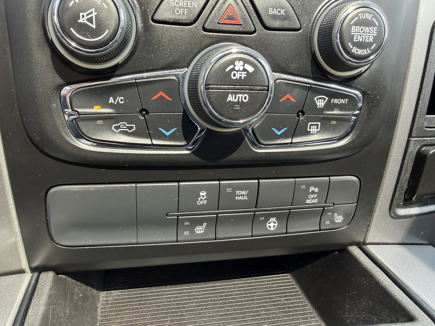 Dodge Ram Pick-Up 1500 5.7 V8 4x4 Crew Cab 5'7 Longhorn / vaste prijs rijklaar € 39.950 ex btw / euro 6 / lease vanaf € 652 / airco / cruise / navigatie / prins lpg / leer / trekhaak 3500 kg !