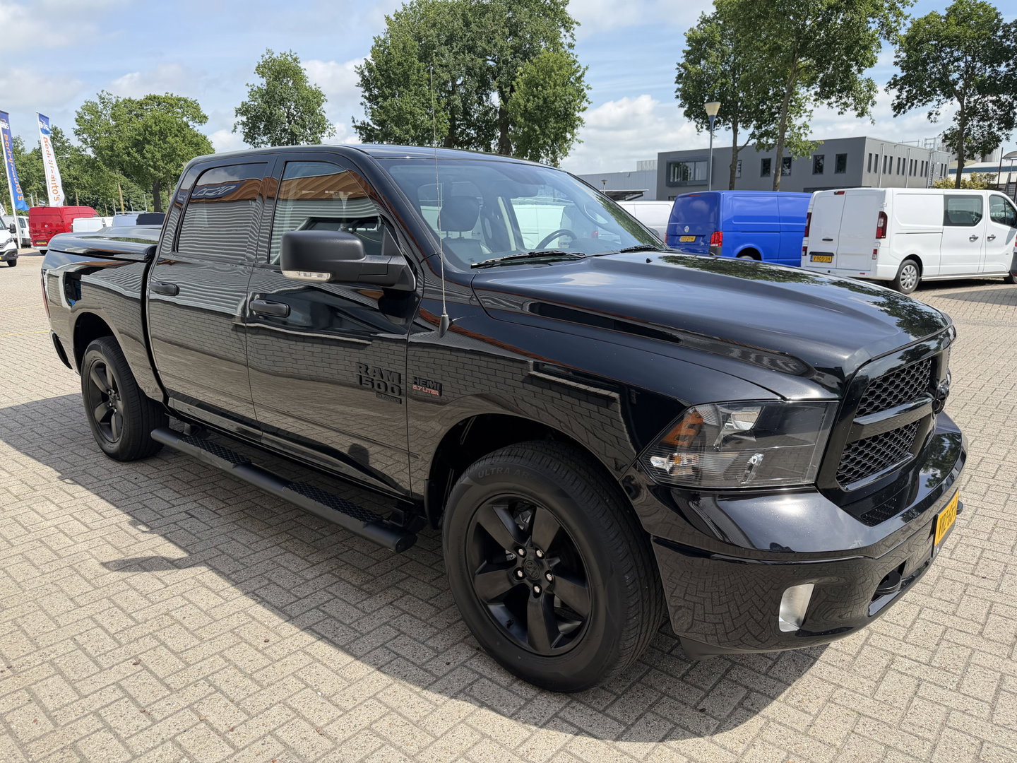 Dodge Ram Pick-Up 1500 5.7 V8 4x4 Crew Cab 5'7 Longhorn / vaste prijs rijklaar € 39.950 ex btw / euro 6 / lease vanaf € 652 / airco / cruise / navigatie / prins lpg / leer / trekhaak 3500 kg !