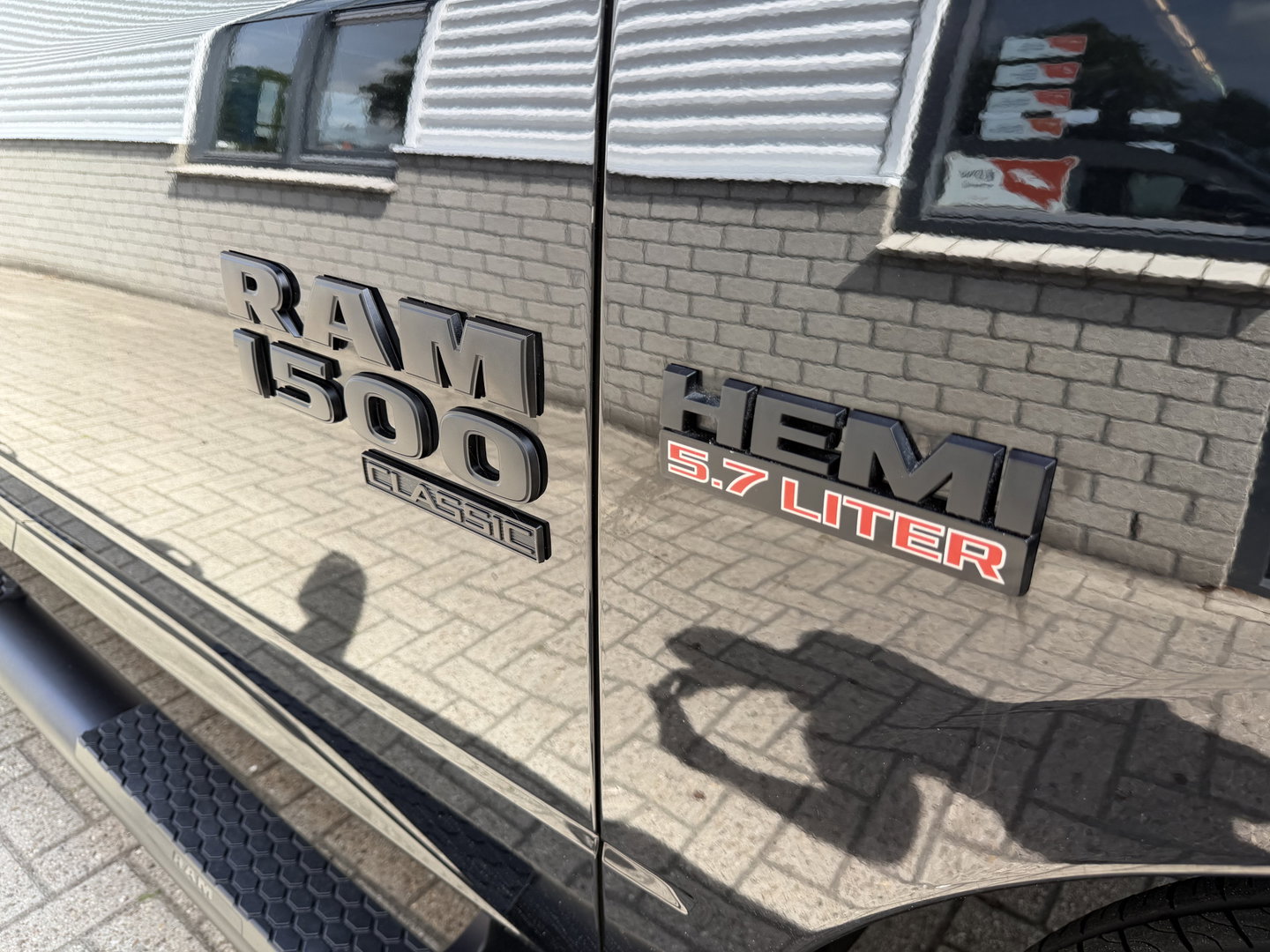 Dodge Ram Pick-Up 1500 5.7 V8 4x4 Crew Cab 5'7 Longhorn / vaste prijs rijklaar € 39.950 ex btw / euro 6 / lease vanaf € 652 / airco / cruise / navigatie / prins lpg / leer / trekhaak 3500 kg !