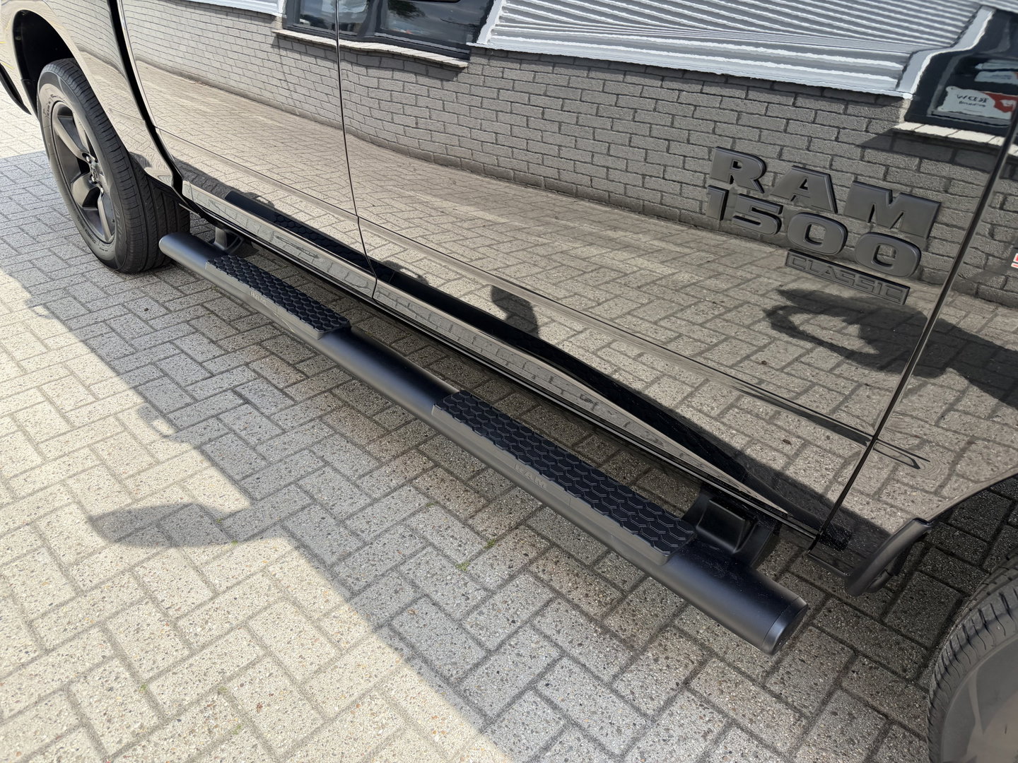 Dodge Ram Pick-Up 1500 5.7 V8 4x4 Crew Cab 5'7 Longhorn / vaste prijs rijklaar € 39.950 ex btw / euro 6 / lease vanaf € 652 / airco / cruise / navigatie / prins lpg / leer / trekhaak 3500 kg !