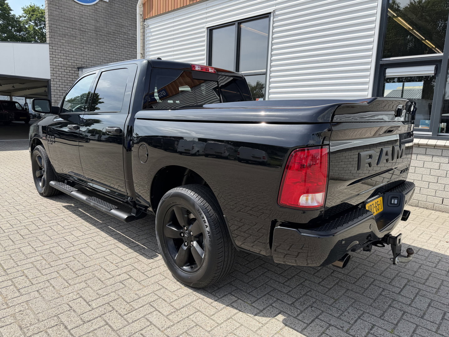 Dodge Ram Pick-Up 1500 5.7 V8 4x4 Crew Cab 5'7 Longhorn / vaste prijs rijklaar € 39.950 ex btw / euro 6 / lease vanaf € 652 / airco / cruise / navigatie / prins lpg / leer / trekhaak 3500 kg !