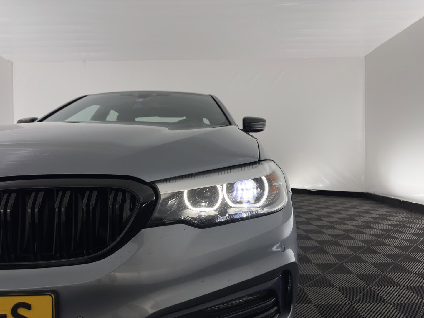 BMW 5 Serie 520i Executive Edition Sportline Aut. *LEATHER-FABRIC | FULL-LED | DIGI-COCKIT | KEYLESS | NAVI-FULLMAP | HEATED-SPORTSEATS | PRIVACY-GLASS | AMBIENTLIGHT | ECC | CARPLAY | PDC | TOWBAR | 18"ALU*