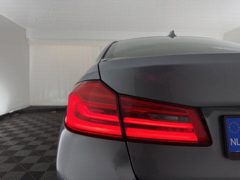 BMW 5 Serie 520i Executive Edition Sportline Aut. *LEATHER-FABRIC | FULL-LED | DIGI-COCKIT | KEYLESS | NAVI-FULLMAP | HEATED-SPORTSEATS | PRIVACY-GLASS | AMBIENTLIGHT | ECC | CARPLAY | PDC | TOWBAR | 18"ALU*