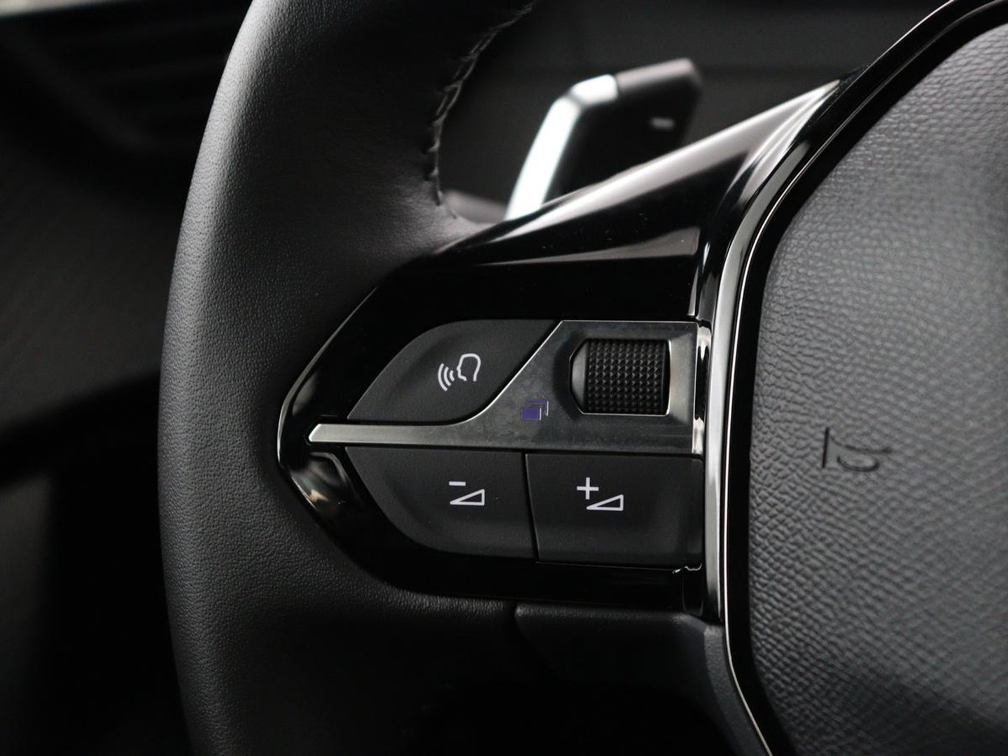 Peugeot 2008 1.2 Hybrid 136 Active | Carplay | Cruise Control | Climate control | Parkeerhulp | DAB | Bluetooth