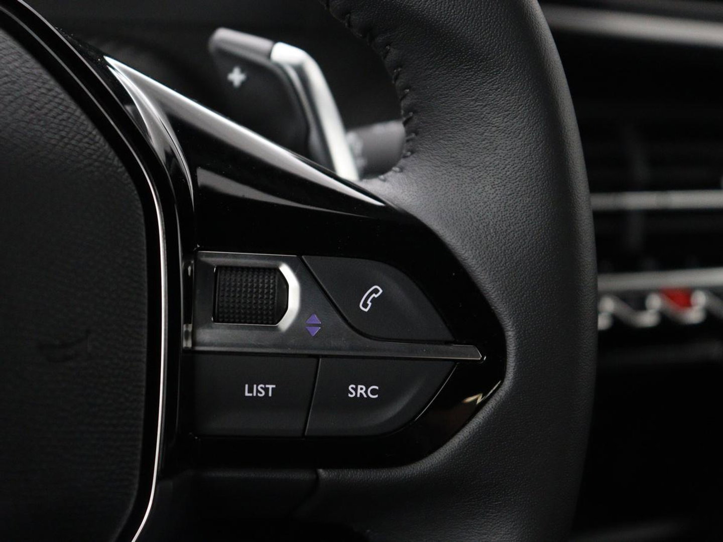 Peugeot 2008 1.2 Hybrid 136 Active | Carplay | Cruise Control | Climate control | Parkeerhulp | DAB | Bluetooth