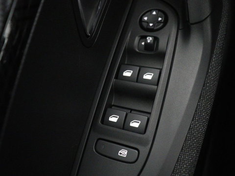 Peugeot 2008 1.2 Hybrid 136 Active | Carplay | Cruise Control | Climate control | Parkeerhulp | DAB | Bluetooth