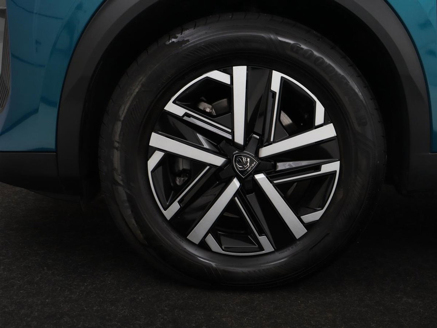 Peugeot 2008 1.2 Hybrid 136 Active | Carplay | Cruise Control | Climate control | Parkeerhulp | DAB | Bluetooth