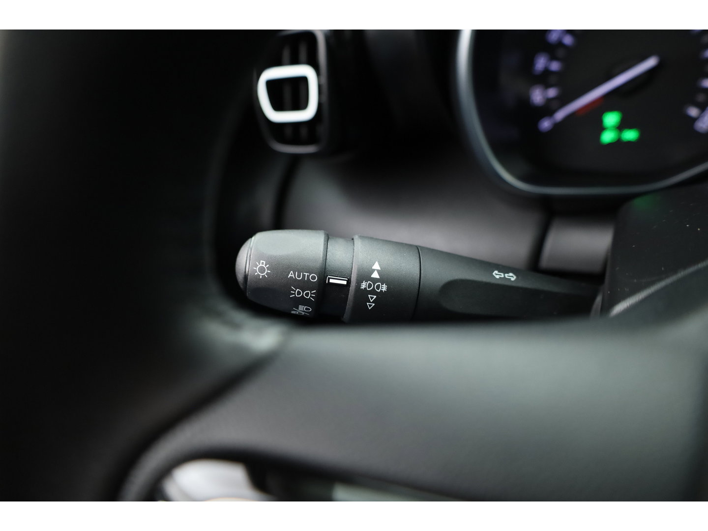 Citroën C3 Aircross 1.2 PureTech Shine | Rijklaar! | Cruise Control | Stoelverw. | CarPlay | DAB | LED | PDC+A | Navi | 16'' V