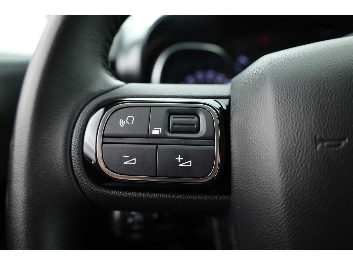 Citroën C3 Aircross 1.2 PureTech Shine | Rijklaar! | Cruise Control | Stoelverw. | CarPlay | DAB | LED | PDC+A | Navi | 16'' V