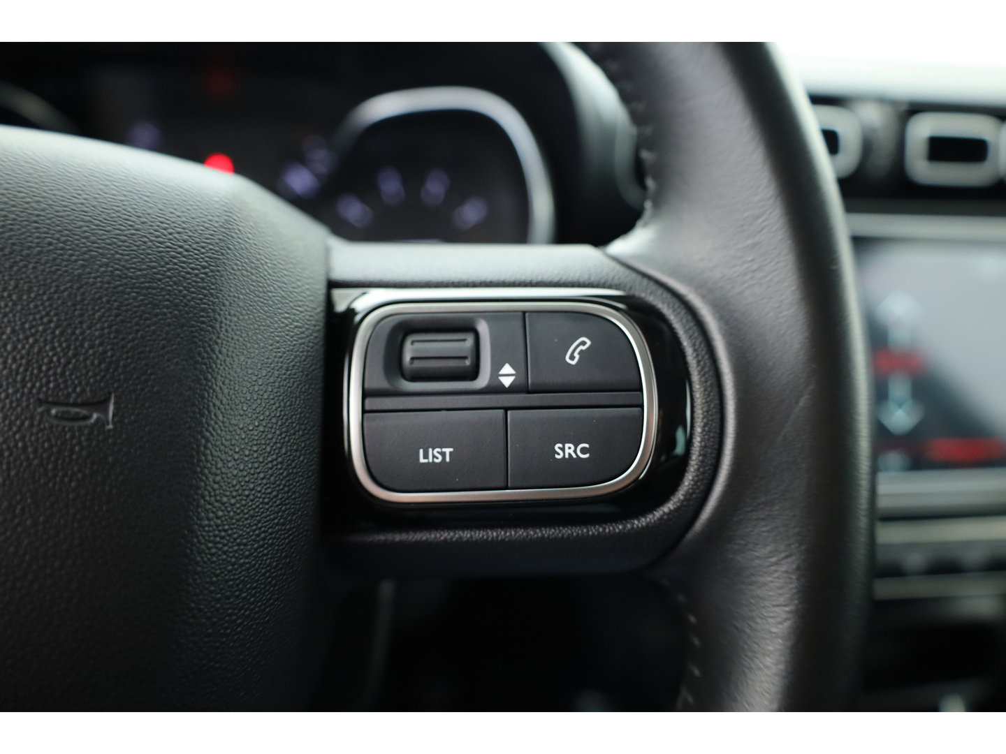Citroën C3 Aircross 1.2 PureTech Shine | Rijklaar! | Cruise Control | Stoelverw. | CarPlay | DAB | LED | PDC+A | Navi | 16'' V