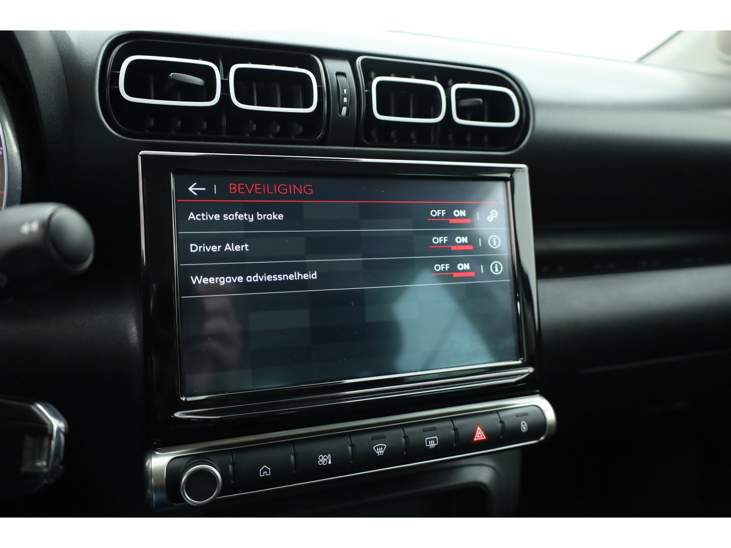 Citroën C3 Aircross 1.2 PureTech Shine | Rijklaar! | Cruise Control | Stoelverw. | CarPlay | DAB | LED | PDC+A | Navi | 16'' V