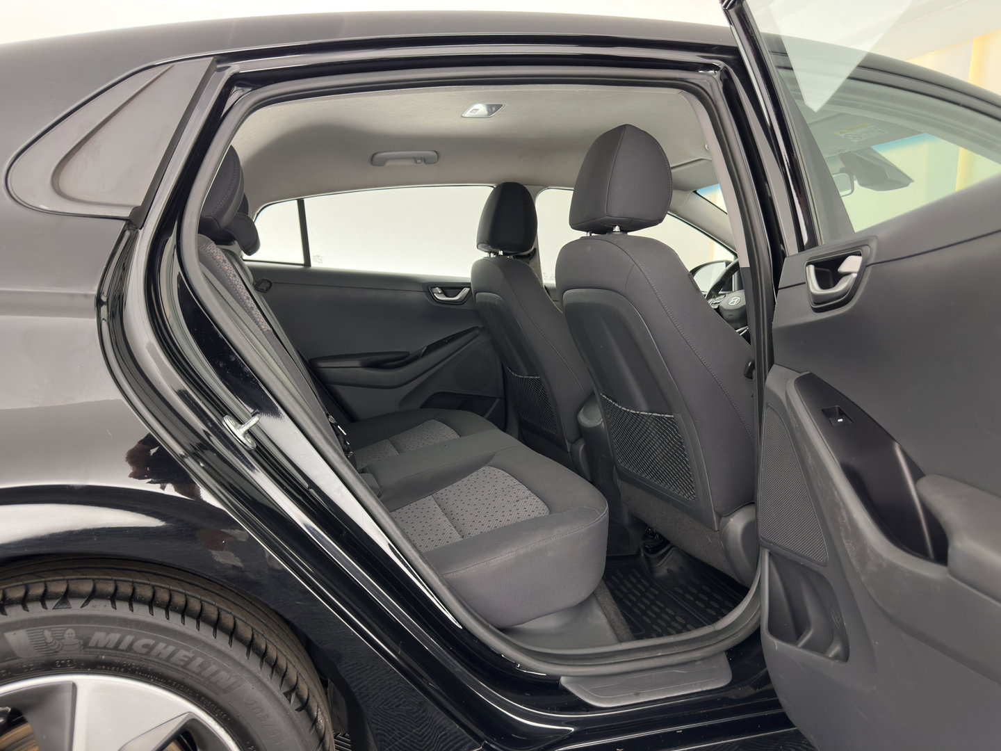 Hyundai IONIQ Comfort EV {SoH-98} Aut. *HEATPUMP | FULL-LED | DIGI-COCKPIT | SHIFTPADDLES | LANE-ASSIST | CCS-FASTLOADER | CRUISE | CAMERA | KEYLESS | DAB+ | NAVI-FULLMAP | ECC | PDC | TOWBAR | 16"ALU*