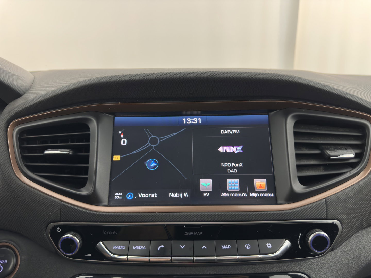 Hyundai IONIQ Comfort EV {SoH-98} Aut. *HEATPUMP | FULL-LED | DIGI-COCKPIT | SHIFTPADDLES | LANE-ASSIST | CCS-FASTLOADER | CRUISE | CAMERA | KEYLESS | DAB+ | NAVI-FULLMAP | ECC | PDC | TOWBAR | 16"ALU*