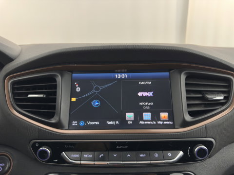 Hyundai IONIQ Comfort EV {SoH-98} Aut. *HEATPUMP | FULL-LED | DIGI-COCKPIT | SHIFTPADDLES | LANE-ASSIST | CCS-FASTLOADER | CRUISE | CAMERA | KEYLESS | DAB+ | NAVI-FULLMAP | ECC | PDC | TOWBAR | 16"ALU*