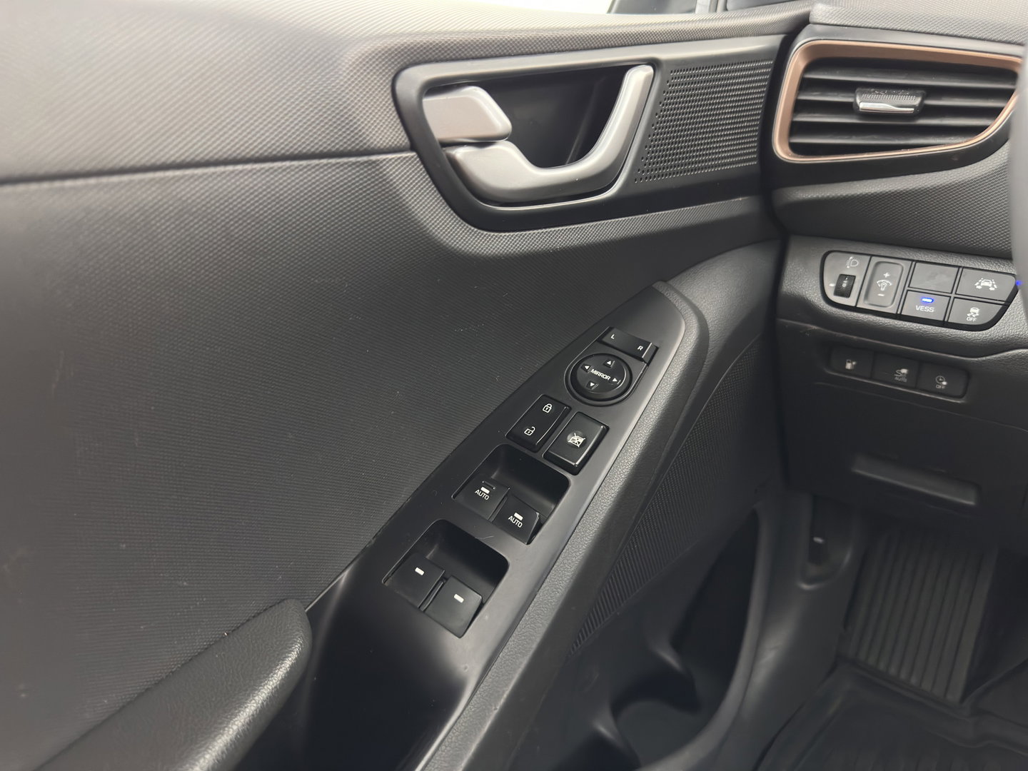 Hyundai IONIQ Comfort EV {SoH-98} Aut. *HEATPUMP | FULL-LED | DIGI-COCKPIT | SHIFTPADDLES | LANE-ASSIST | CCS-FASTLOADER | CRUISE | CAMERA | KEYLESS | DAB+ | NAVI-FULLMAP | ECC | PDC | TOWBAR | 16"ALU*