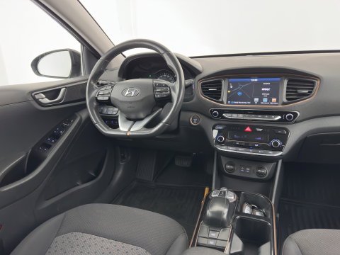 Hyundai IONIQ Comfort EV {SoH-98} Aut. *HEATPUMP | FULL-LED | DIGI-COCKPIT | SHIFTPADDLES | LANE-ASSIST | CCS-FASTLOADER | CRUISE | CAMERA | KEYLESS | DAB+ | NAVI-FULLMAP | ECC | PDC | TOWBAR | 16"ALU*
