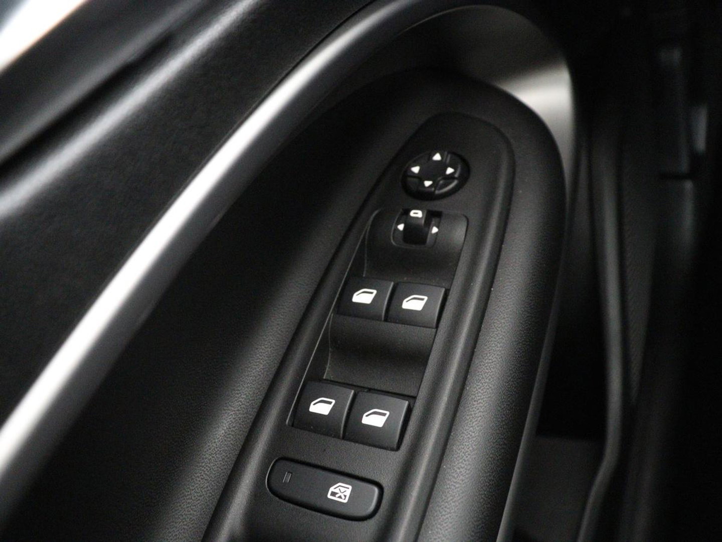 Jeep Avenger Avenger 54 kWh | SOH 94,2% | 3F | Navigatie | Carplay | Camera | Cruise control | Automaat | Elektrische laadklep | Stoelverwarming