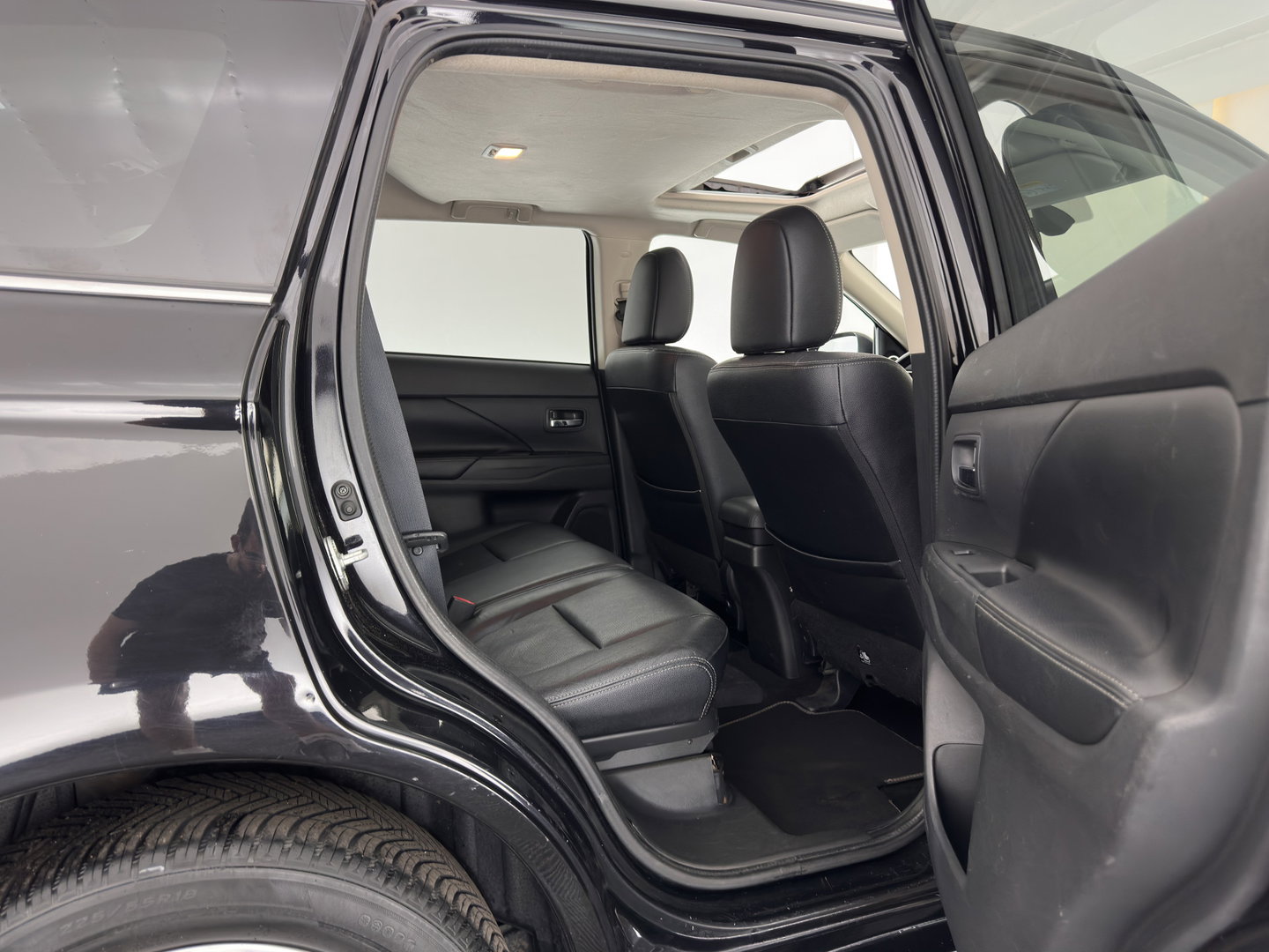 Mitsubishi Outlander 2.0 PHEV Instyle *AUT | PANO | 4WD | CRUISE | FULL-LEATHER | XENON | NAVI-FULLMAP | KEYLESS | CAMERA | HEATED-COMFORTSEATS | ECC | SHIFT-PADDELS | PDC | CRUISE | DAB | PRIVACY-GLASS | LANE-ASSIST | 18'' ALU*