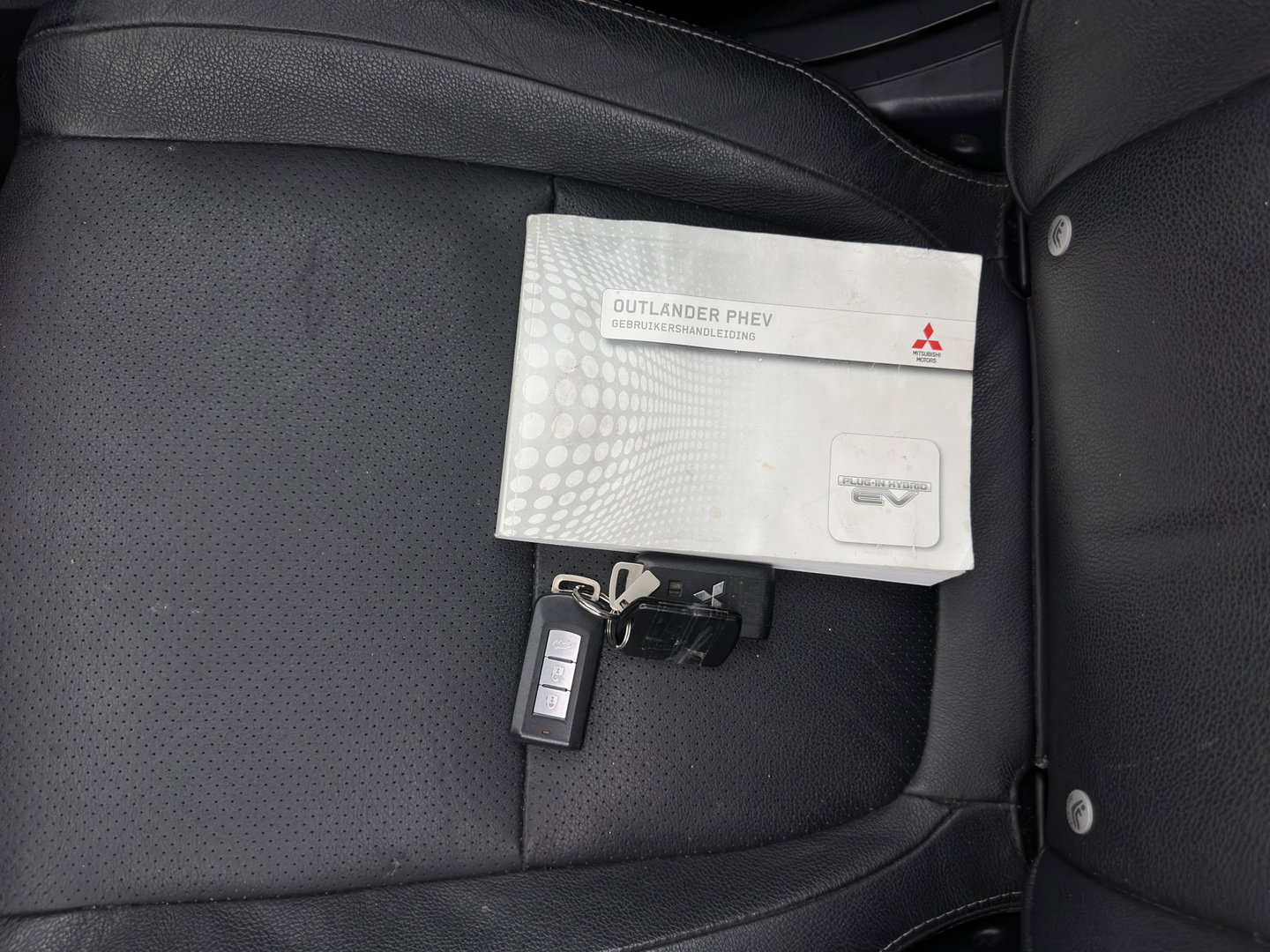 Mitsubishi Outlander 2.0 PHEV Instyle *AUT | PANO | 4WD | CRUISE | FULL-LEATHER | XENON | NAVI-FULLMAP | KEYLESS | CAMERA | HEATED-COMFORTSEATS | ECC | SHIFT-PADDELS | PDC | CRUISE | DAB | PRIVACY-GLASS | LANE-ASSIST | 18'' ALU*