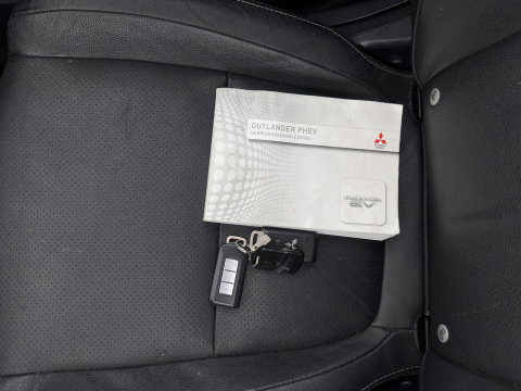 Mitsubishi Outlander 2.0 PHEV Instyle *AUT | PANO | 4WD | CRUISE | FULL-LEATHER | XENON | NAVI-FULLMAP | KEYLESS | CAMERA | HEATED-COMFORTSEATS | ECC | SHIFT-PADDELS | PDC | CRUISE | DAB | PRIVACY-GLASS | LANE-ASSIST | 18'' ALU*