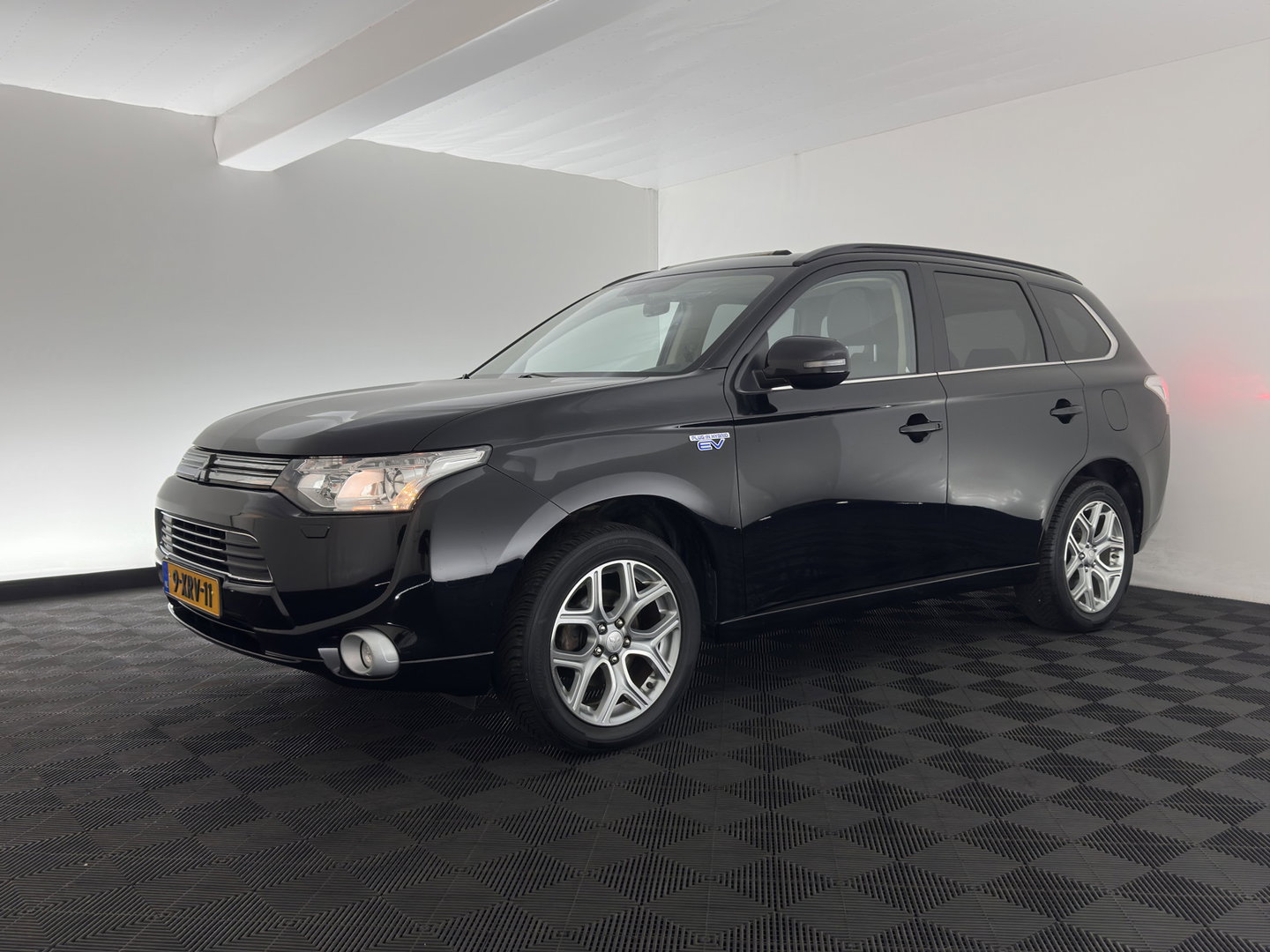 Mitsubishi Outlander 2.0 PHEV Instyle *AUT | PANO | 4WD | CRUISE | FULL-LEATHER | XENON | NAVI-FULLMAP | KEYLESS | CAMERA | HEATED-COMFORTSEATS | ECC | SHIFT-PADDELS | PDC | CRUISE | DAB | PRIVACY-GLASS | LANE-ASSIST | 18'' ALU*