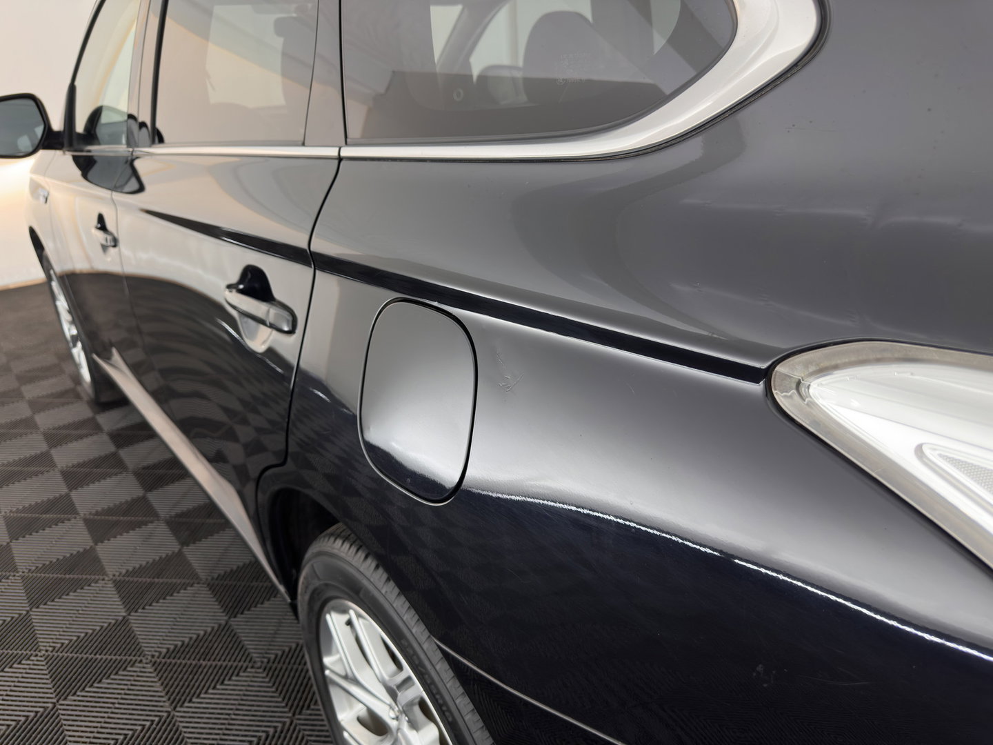 Mitsubishi Outlander 2.0 PHEV Instyle *AUT | PANO | 4WD | CRUISE | FULL-LEATHER | XENON | NAVI-FULLMAP | KEYLESS | CAMERA | HEATED-COMFORTSEATS | ECC | SHIFT-PADDELS | PDC | CRUISE | DAB | PRIVACY-GLASS | LANE-ASSIST | 18'' ALU*
