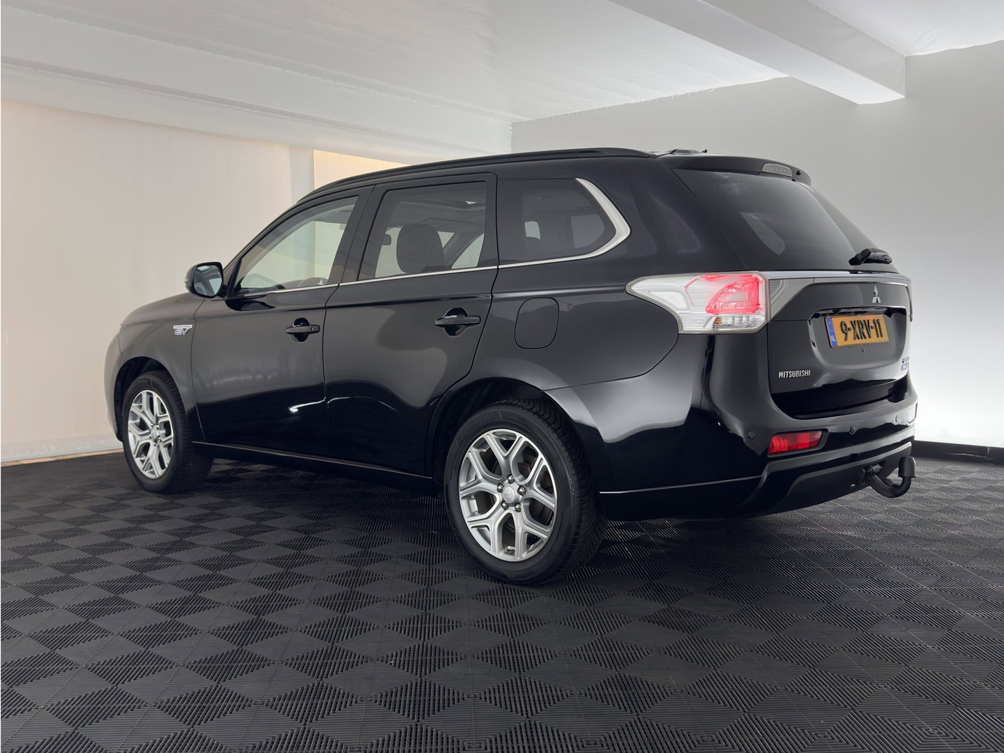 Mitsubishi Outlander 2.0 PHEV Instyle *AUT | PANO | 4WD | CRUISE | FULL-LEATHER | XENON | NAVI-FULLMAP | KEYLESS | CAMERA | HEATED-COMFORTSEATS | ECC | SHIFT-PADDELS | PDC | CRUISE | DAB | PRIVACY-GLASS | LANE-ASSIST | 18'' ALU*