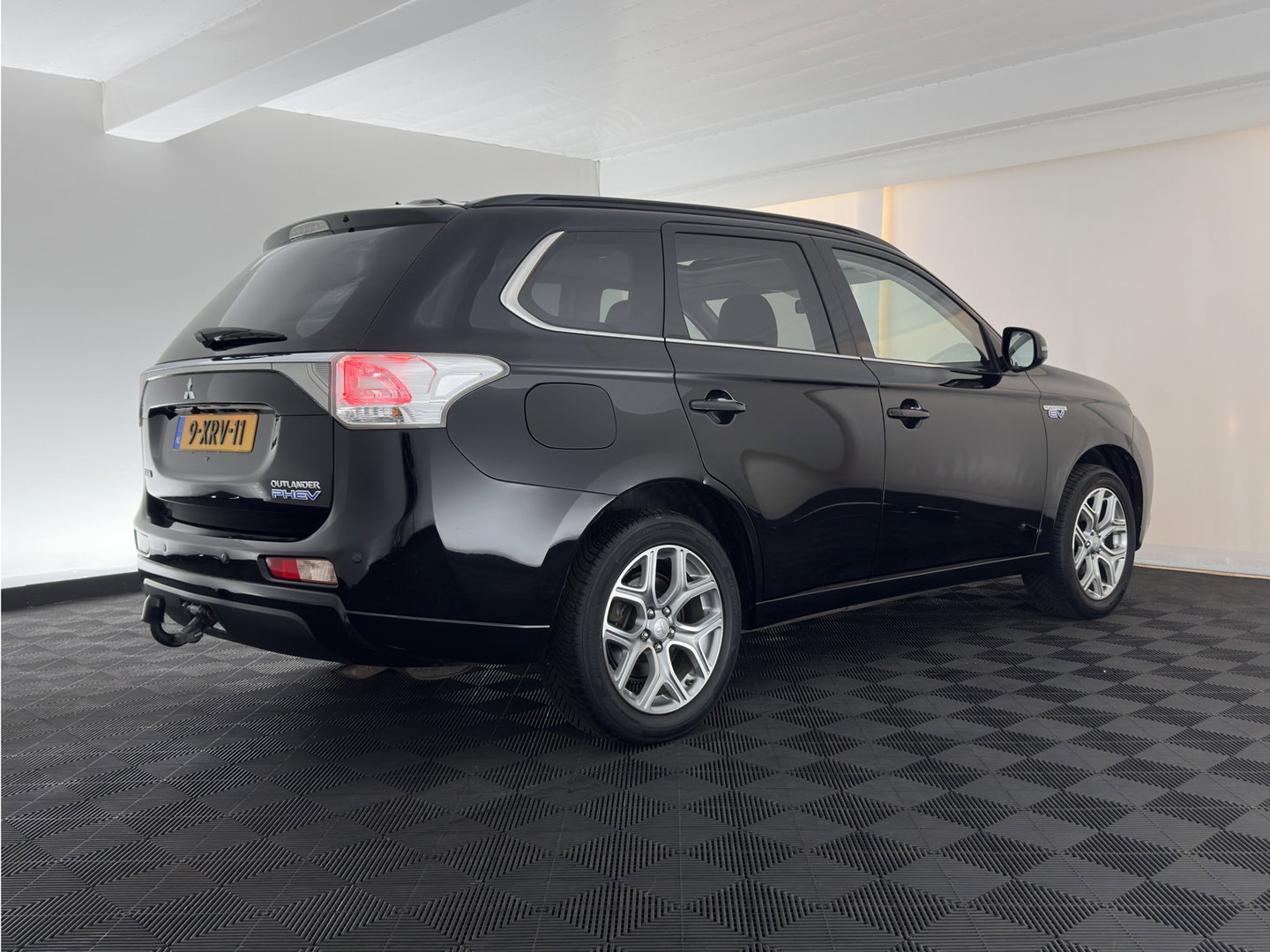 Mitsubishi Outlander 2.0 PHEV Instyle *AUT | PANO | 4WD | CRUISE | FULL-LEATHER | XENON | NAVI-FULLMAP | KEYLESS | CAMERA | HEATED-COMFORTSEATS | ECC | SHIFT-PADDELS | PDC | CRUISE | DAB | PRIVACY-GLASS | LANE-ASSIST | 18'' ALU*