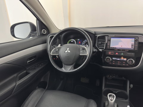 Mitsubishi Outlander 2.0 PHEV Instyle *AUT | PANO | 4WD | CRUISE | FULL-LEATHER | XENON | NAVI-FULLMAP | KEYLESS | CAMERA | HEATED-COMFORTSEATS | ECC | SHIFT-PADDELS | PDC | CRUISE | DAB | PRIVACY-GLASS | LANE-ASSIST | 18'' ALU*