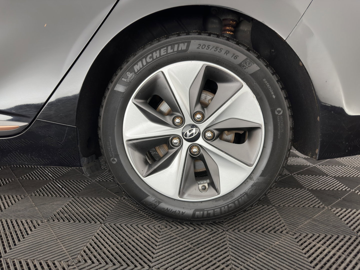 Hyundai IONIQ Comfort EV {SoH-98} Aut. *HEATPUMP | FULL-LED | DIGI-COCKPIT | SHIFTPADDLES | LANE-ASSIST | CCS-FASTLOADER | CRUISE | CAMERA | KEYLESS | DAB+ | NAVI-FULLMAP | ECC | PDC | TOWBAR | 16"ALU*