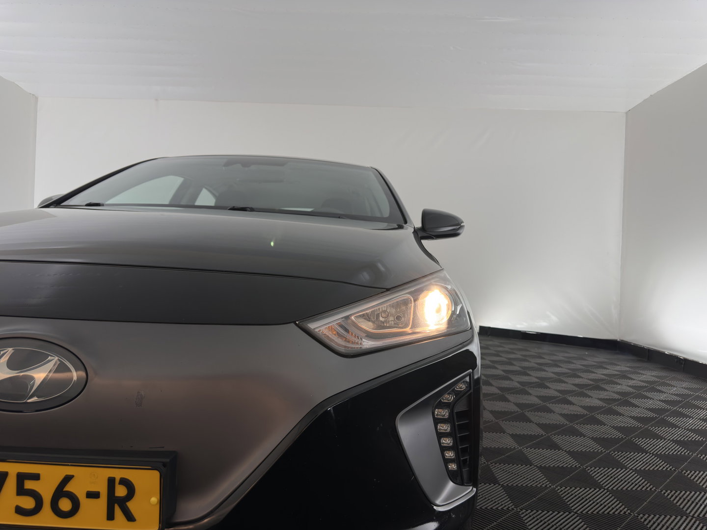 Hyundai IONIQ Comfort EV {SoH-98} Aut. *HEATPUMP | FULL-LED | DIGI-COCKPIT | SHIFTPADDLES | LANE-ASSIST | CCS-FASTLOADER | CRUISE | CAMERA | KEYLESS | DAB+ | NAVI-FULLMAP | ECC | PDC | TOWBAR | 16"ALU*