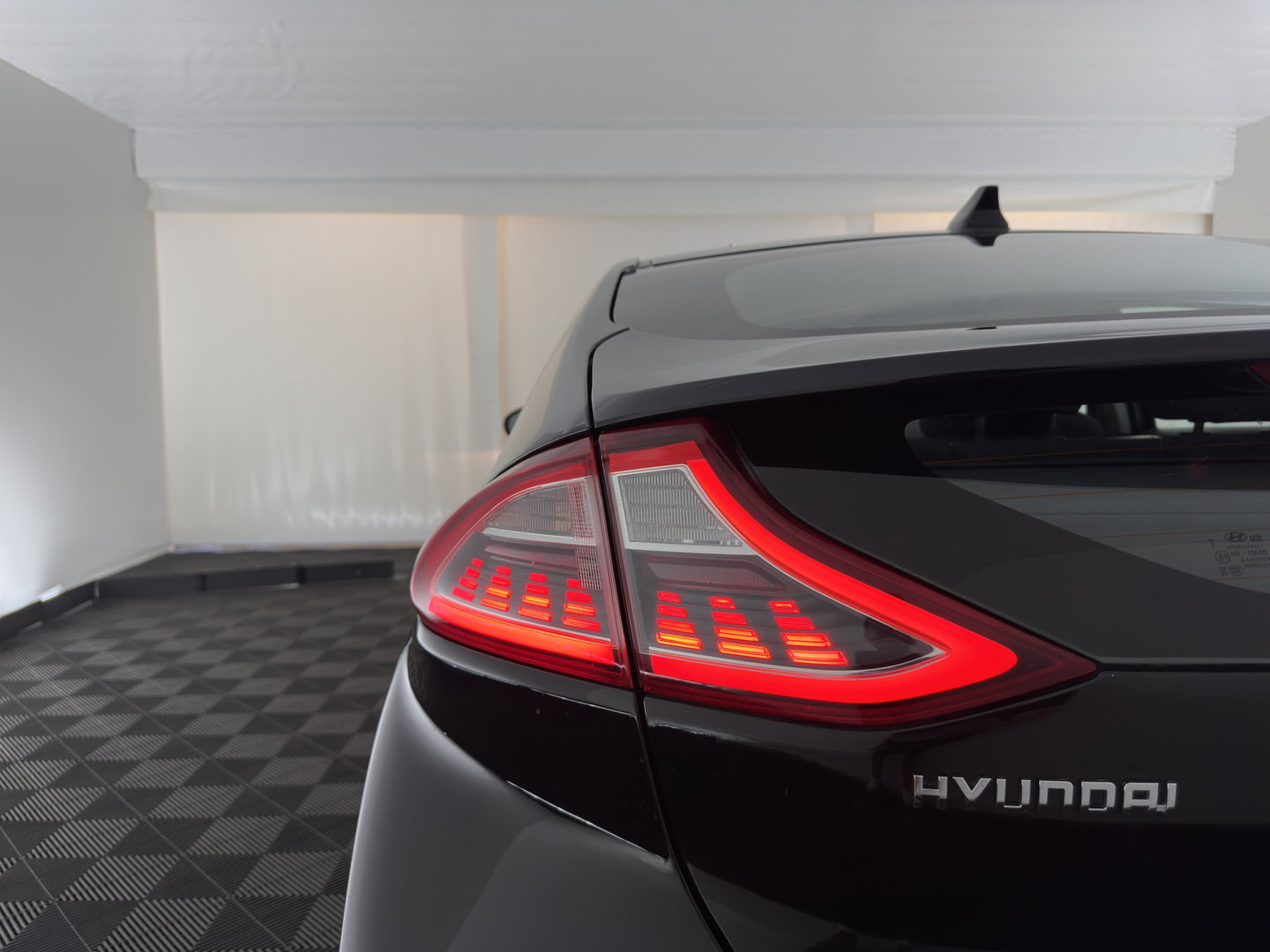 Hyundai IONIQ Comfort EV {SoH-98} Aut. *HEATPUMP | FULL-LED | DIGI-COCKPIT | SHIFTPADDLES | LANE-ASSIST | CCS-FASTLOADER | CRUISE | CAMERA | KEYLESS | DAB+ | NAVI-FULLMAP | ECC | PDC | TOWBAR | 16"ALU*