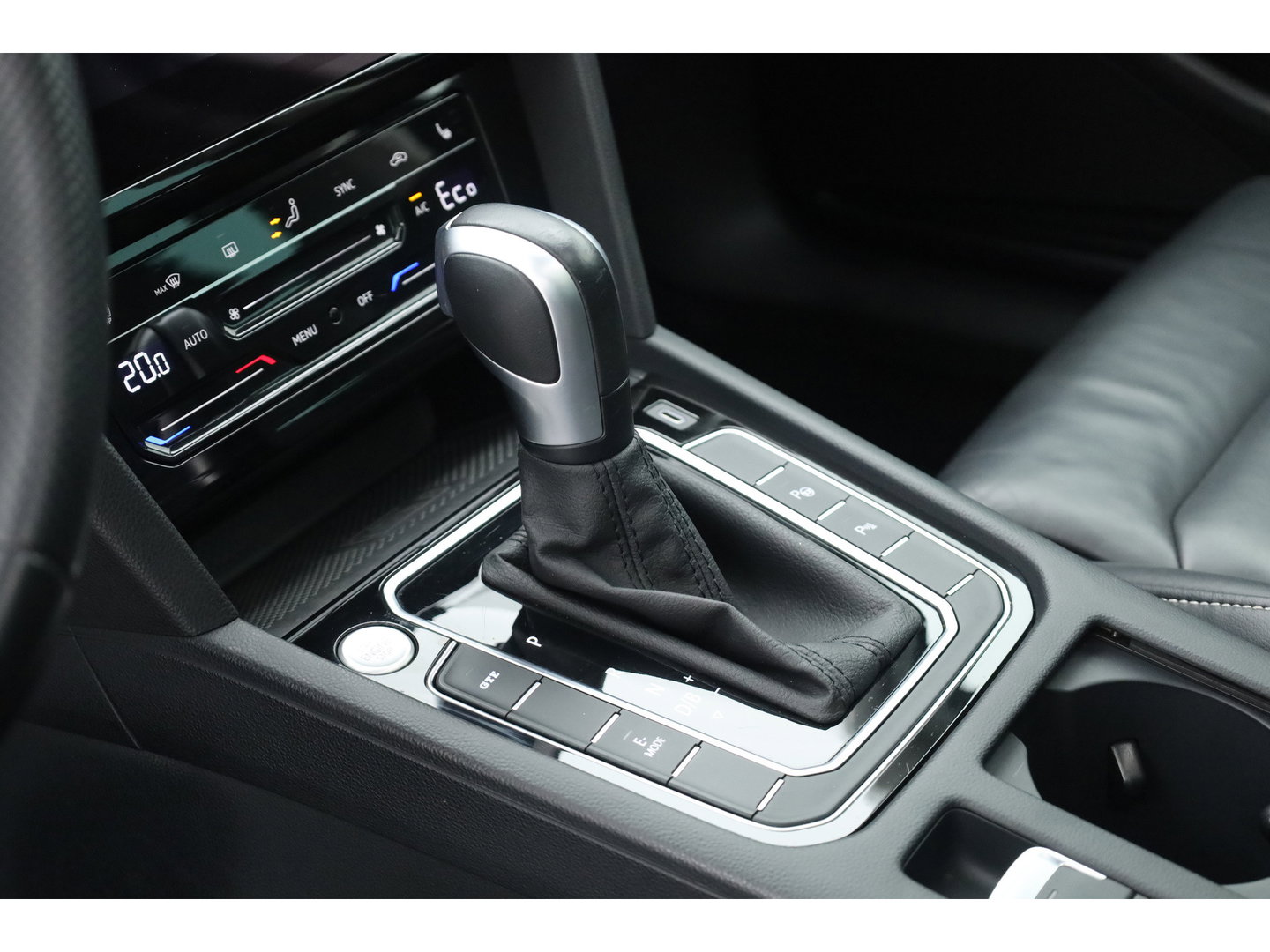 Volkswagen Passat Variant 1.4 TSI PHEV GTE Business | Pano | HUD | Leder | Elek. Trekhaak | Camera | Stoel- Stuurverw. | Massage | IQ. Light | Adapt. Cruise