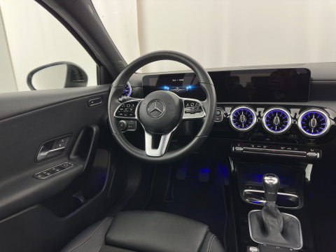 Mercedes-Benz A-Klasse 180 d Advantage (INCL-BTW) *PANO | LEATHER-FABRIC | WIDE-DIGICOCKPIT | AMBIENT-LIGHT | FULL-LED | SURROUND-VIEW | NAVI-FULLMAP | CARBON-INLAY | HEATED-SPORTSEATS | 17''ALU*