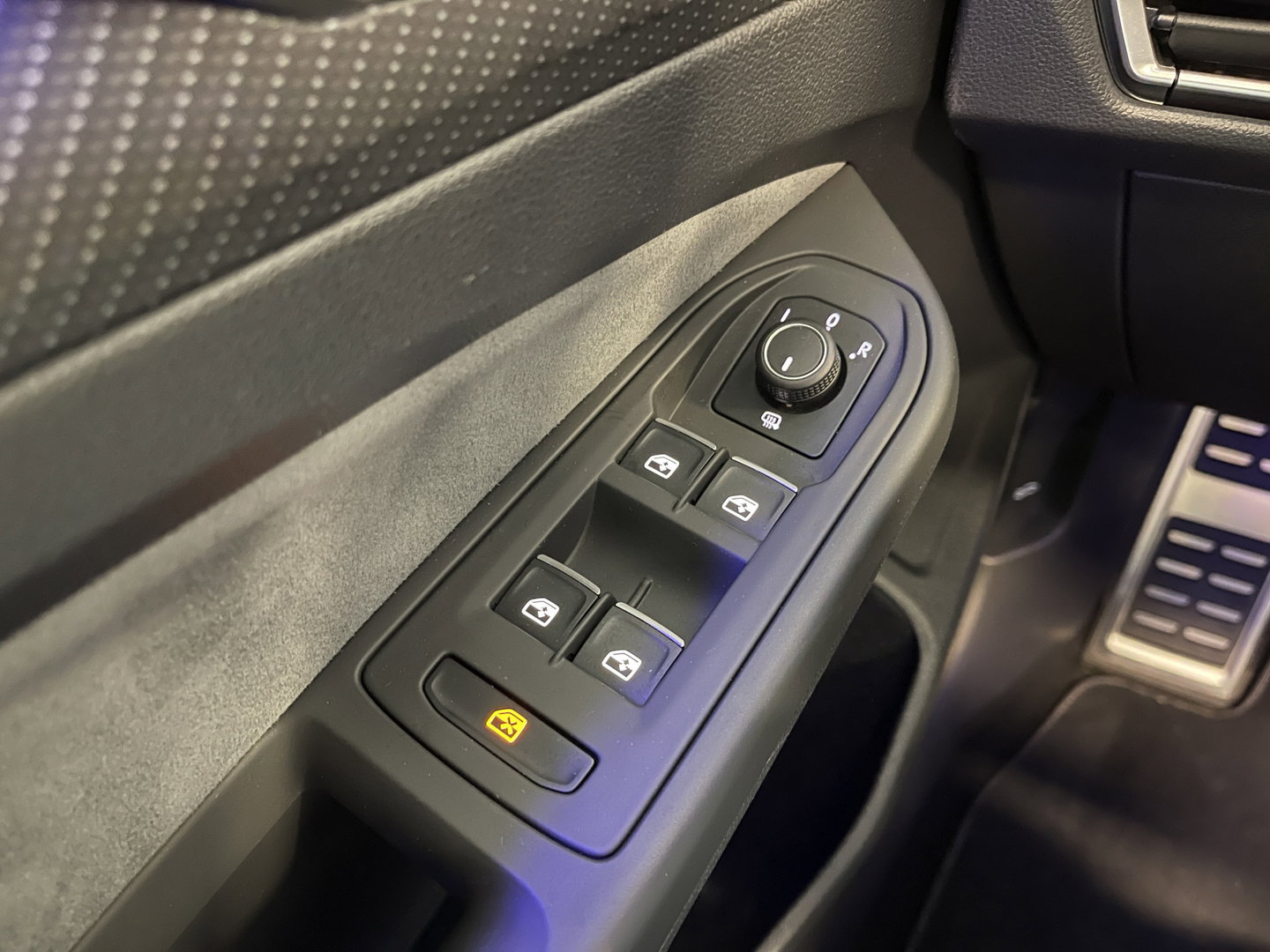 Volkswagen Golf Variant 1.5 eTSI R-Line Business+ | Apple Carplay | IQ Drive | Panorama dak | Adaptive Cruise Control | Rijmodus Regeling | Stoelverwarming |