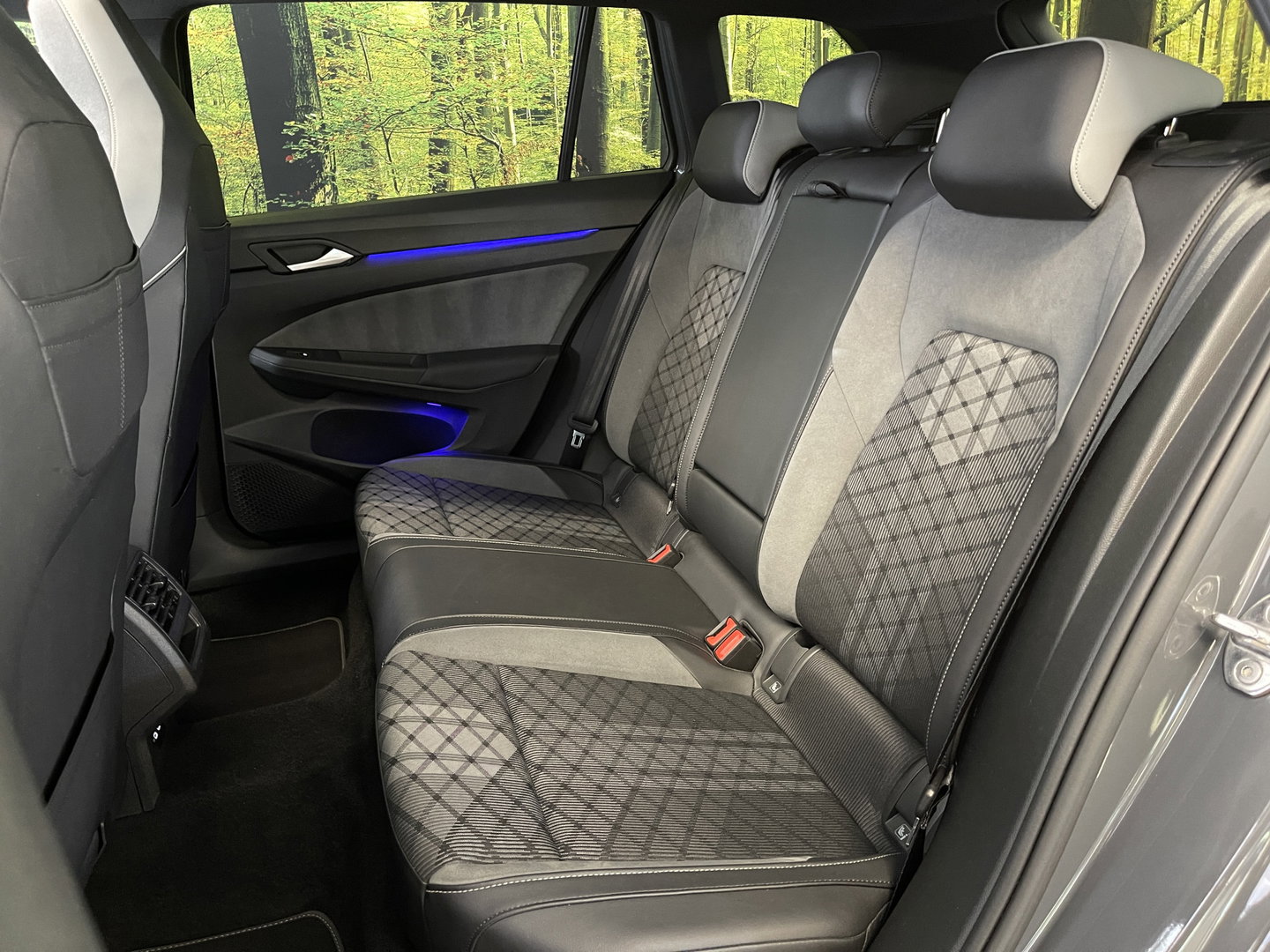 Volkswagen Golf Variant 1.5 eTSI R-Line Business+ | Apple Carplay | IQ Drive | Panorama dak | Adaptive Cruise Control | Rijmodus Regeling | Stoelverwarming |