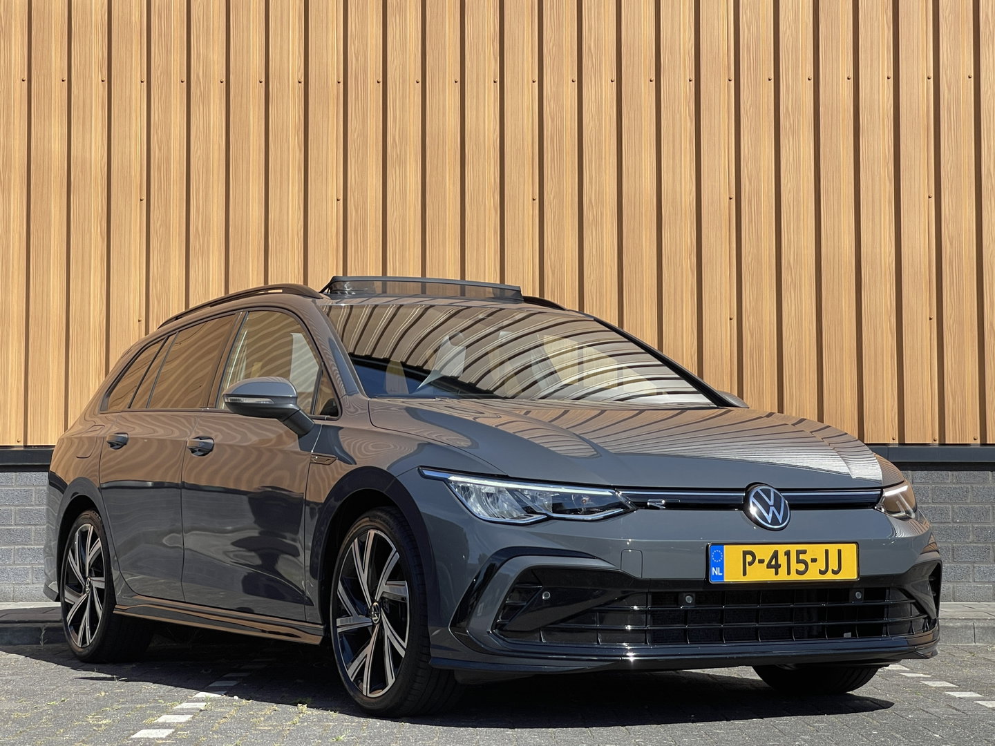 Volkswagen Golf Variant 1.5 eTSI R-Line Business+ | Apple Carplay | IQ Drive | Panorama dak | Adaptive Cruise Control | Rijmodus Regeling | Stoelverwarming |