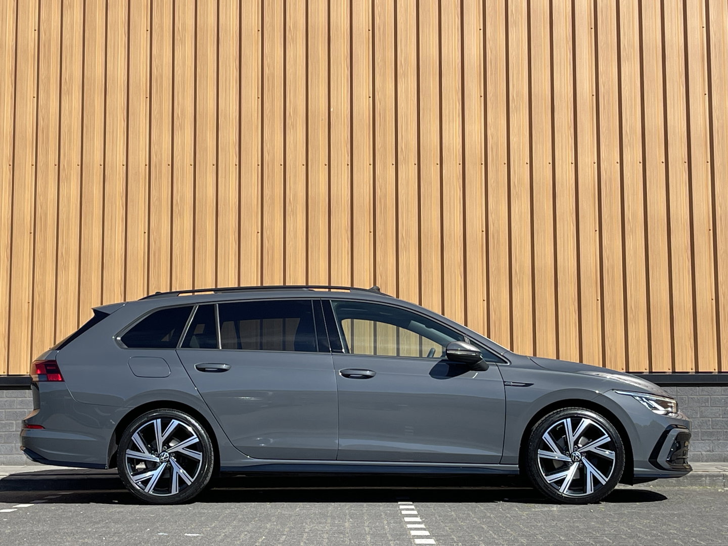 Volkswagen Golf Variant 1.5 eTSI R-Line Business+ | Apple Carplay | IQ Drive | Panorama dak | Adaptive Cruise Control | Rijmodus Regeling | Stoelverwarming |