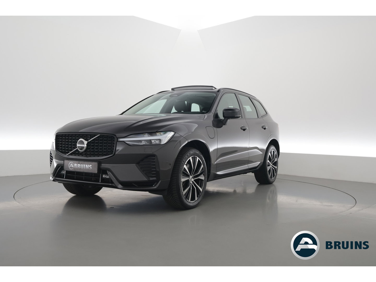 Volvo XC60 2.0 T8 Plug-in hybrid AWD Ultimate Dark | Trekhaak | 360 camera | Head-up | Harman / Kardon 4x Stoel + stuurverwarming |