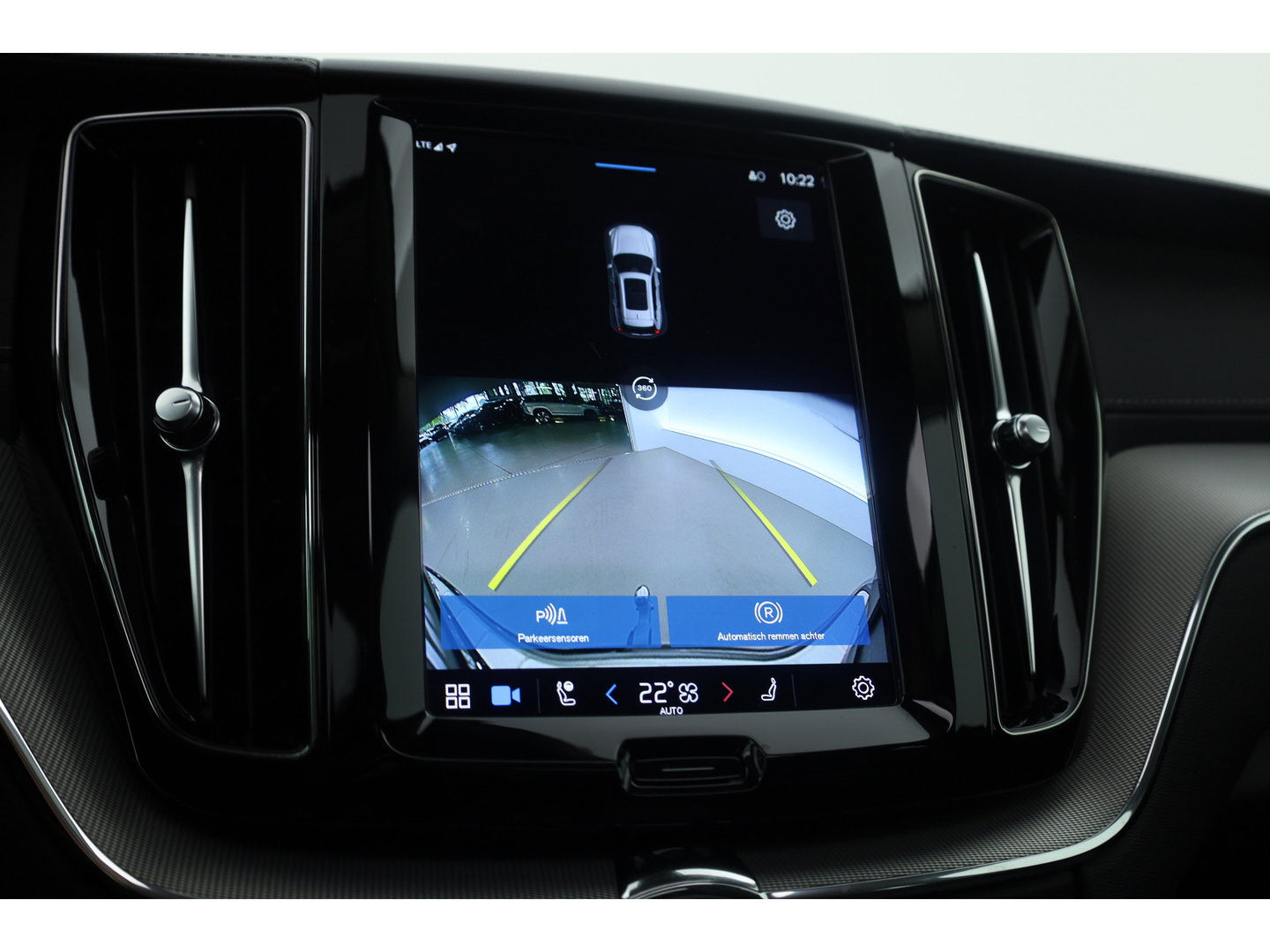 Volvo XC60 2.0 T8 Plug-in hybrid AWD Ultimate Dark | Trekhaak | 360 camera | Head-up | Harman / Kardon 4x Stoel + stuurverwarming |
