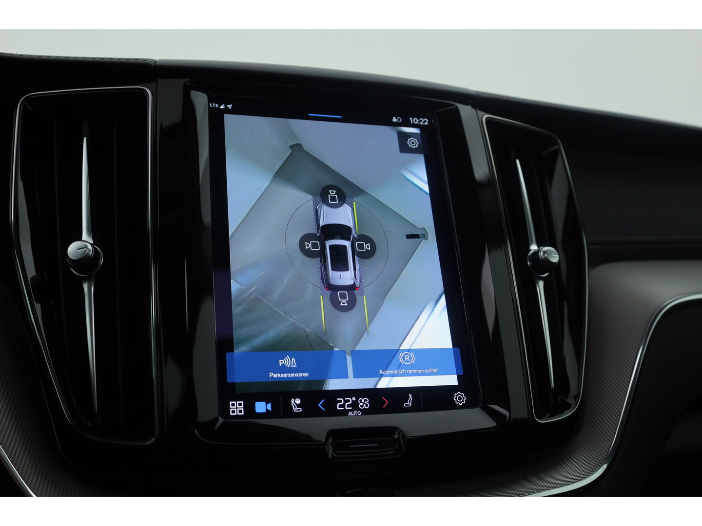 Volvo XC60 2.0 T8 Plug-in hybrid AWD Ultimate Dark | Trekhaak | 360 camera | Head-up | Harman / Kardon 4x Stoel + stuurverwarming |