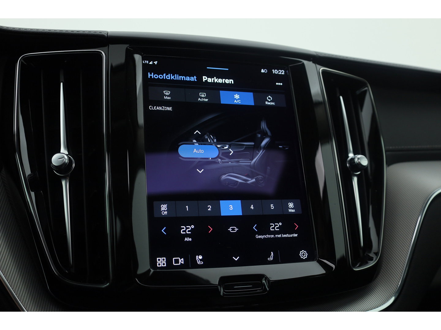 Volvo XC60 2.0 T8 Plug-in hybrid AWD Ultimate Dark | Trekhaak | 360 camera | Head-up | Harman / Kardon 4x Stoel + stuurverwarming |